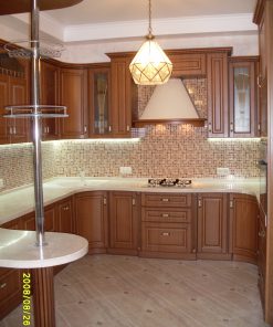 кухня деревянная с белыми вставками
