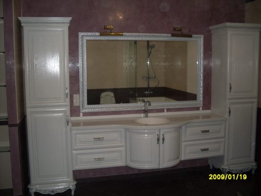 ванная комната с зеркалом в аристократичном стиле