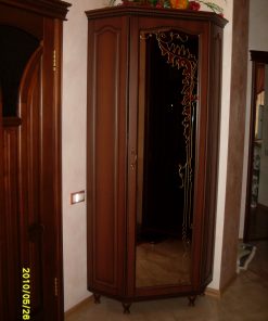 маленький темно коричневый шкаф со стеклом
